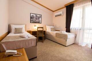 Отель Hotel Yugoslavia Никшич Стандартный двухместный номер с 2 отдельными кроватями-3