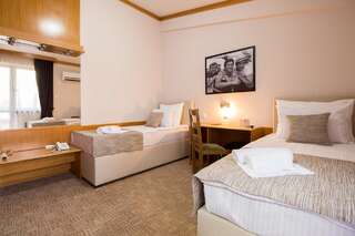 Отель Hotel Yugoslavia Никшич Стандартный двухместный номер с 2 отдельными кроватями-1